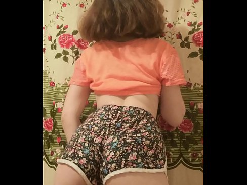 ❤️ Kynþokkafull ung stúlka klæðir sig í stuttbuxurnar á myndavélinni Klámmyndband á is.porngifmag-com.ru